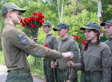 Курсанты филиала Центра «ВОИН» возложили цветы к памятнику Пограничникам-Уральцам