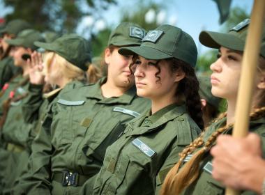 Стометровый флаг России развернули на Мамаевом кургане курсанты Центра «ВОИН»