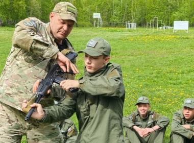 Директор камчатского филиала Центра «ВОИН» Александр Бурхавецкий провел мастер-класс по самообороне для курсантов смены