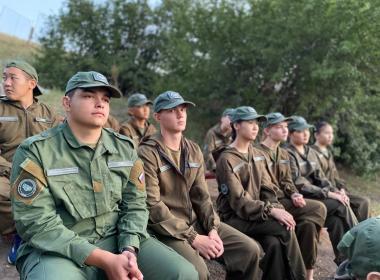 Калмыцкие курсанты пообщались с ветераном трех военных конфликтов Эрдни Хуцаевым