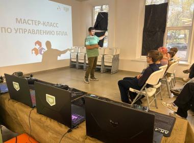 Центр «ВОИН» научил московских школьников управлять дронами