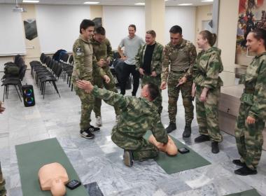 Инструкторы Центра «ВОИН» учат сотрудников министерств Свердловской области спасать людей с осколочными ранениями