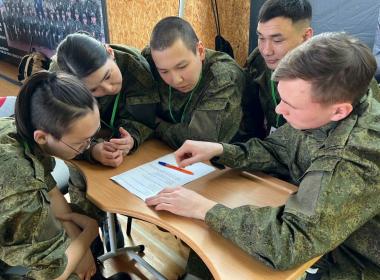 Директор Центра «ВОИН» наградил победителей конкурса «Сила в единстве» в Якутии