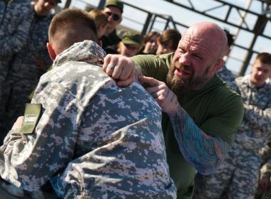 Джеф Монсон пришел на мастер-класс к волгоградским курсантам в футболке с «говорящей» надписью